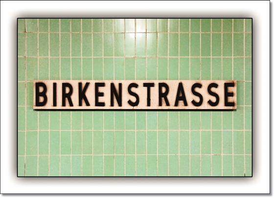 U-Bahnhof Birkenstraße Frühstücksbrettchen - weißes Schild mit schwarzer Schrift auf hellgrünem Fliesenhintergrund