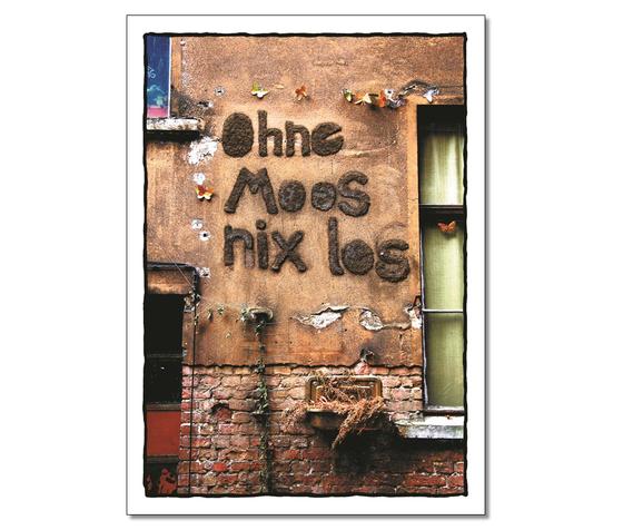 Klassische Postkarte - Auf einer alten Haeuserwand steht die Aufschrift: Ohne Moos nix los. 