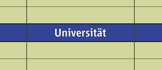 U-Bahnhof Universität Kaffeetasse - weiße Schrift auf dunkelblauem Streifen, vor weißer Plattenwand - Ansicht beide Seiten der Tasse