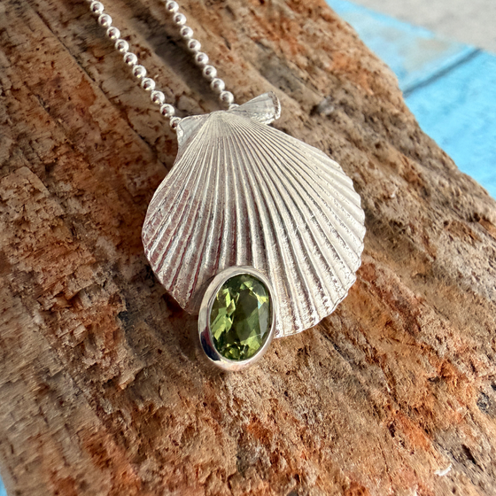 Anhaenger_Muschel_Peridot_silber