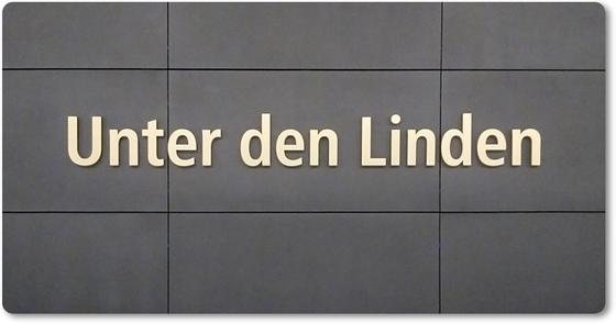 U-Bahn-Magnet-Berlin Unter den Lindender Linie U5 in der originalgetreuen Stations-Gestaltung mit blass-goldener Schrift auf eleganter anthrazit farbener Wand