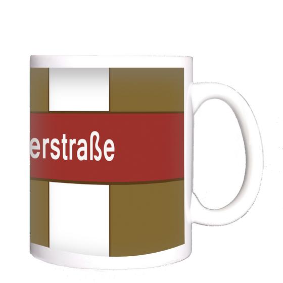 U-Bahnhof Maillingerstrasse Kaffeetasse - weiße Schrift auf dunkelrotem Streifen vor weiß-braun gestreiftem Hintergrund