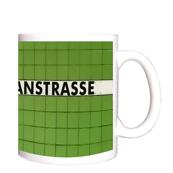 U-Bahn-Tasse Nuernberg Maximilianstraße der Linie U1 in der originalgetreuen Stations-Gestaltung - laubgruene quadratische Fliesen mit schwarzer Schrift auf weissem Streifen