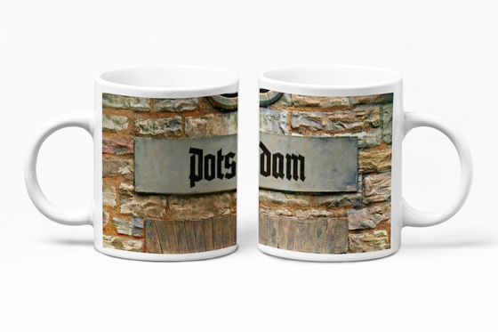 S-Bahnhof Potsdam Kaffetasse, schwarze Frakturschrift auf grauemhintergrund auf Backsteinwand über Torbogen