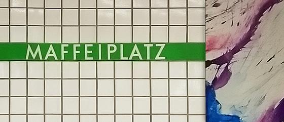 U-Bahn-Tasse Maffeiplatz der Nuernberger Linie U1 in der originalgetreuen Stations-Gestaltung - weiße Schrift auf grünem Streifen, Kachelhintergrund mit Wasserfarbengestaltung