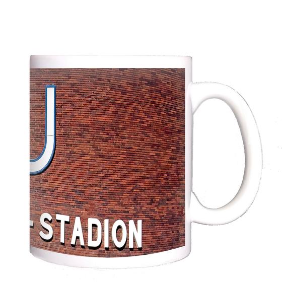 U-Bahnhof Olympia-Stadion Kaffeetasse - weißer Schriftzug unter weißem "U" auf rot-brauner Backsteinwand