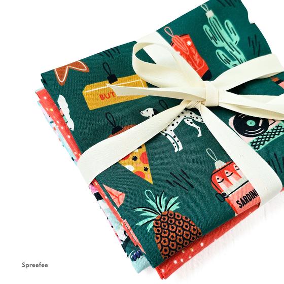 Weihnachtliches Fat Quarter Bundle aus Jolly Tidings und Merry and Mod von Cloud9 Fabrics
