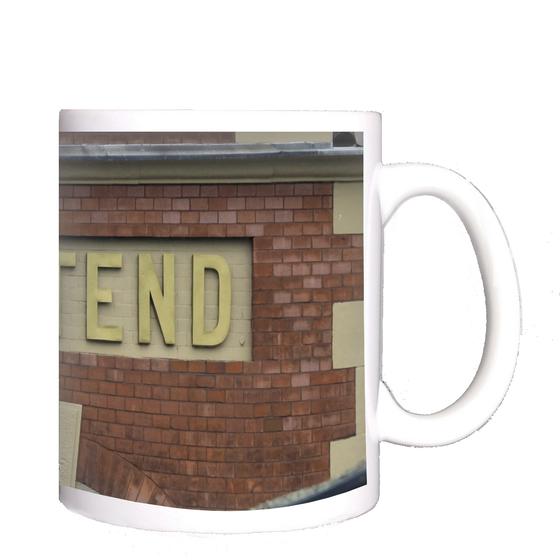 S-Bahn-Tasse Berlin Westend Ringbahn-Linie S41 S42 in der originalgetreuen Stations-Gestaltung mit kaminroten Ziegeln und beigem, eingelassenen Schild mit erhabenen beige-goldenen Buchstaben