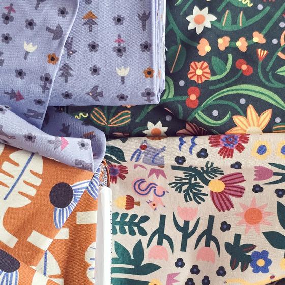 Fern Grove Leah Duncan Cloud9 Stoff Blumen Braun