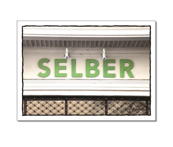 Klassische Postkarte - Eigeninitiative. Foto eines Schildes an einer Hauswand von dem Wort: Selber. 