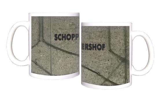 U-Bahn-Tasse Nuernberg Schoppershof der Linie U2 in der originalgetreuen Stations-Gestaltung - die Rückwände in Spritzbeton mit kreuz und quer darüber laufenden Seilen und dazwischen schwarze Buchstaben