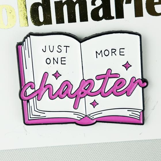 goldmarie Retro Pin JUST ONE CHAPTER MORE - pink-weiß