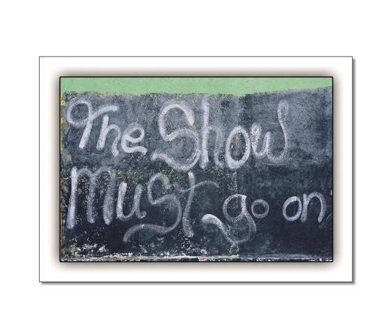 Besondere Foto-Postkarte "The show must go on" - immer weitermachen - abhaken - Es muss weitergehen- Englische Karte - postcard english 