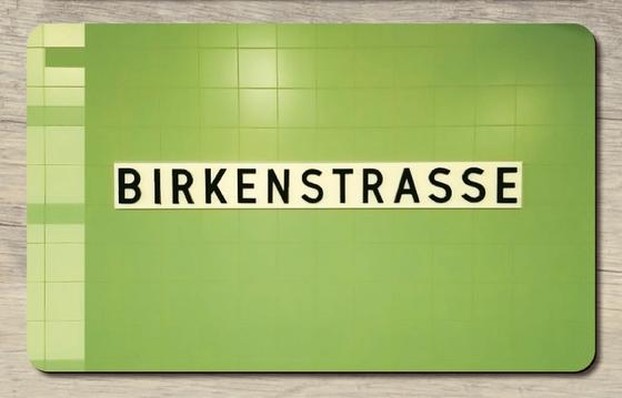 U-Bahnhof Birkenstraße Frühstücksbrettchen - weißes Schild mit schwarzer Schrift auf hellgrünem Fliesenhintergrund