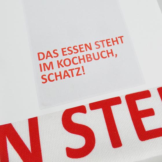 17;30 made in Hamburg Geschirrtuch DAS ESSEN STEHT IM KOCHBUCH, SCHATZ! weiß-rot