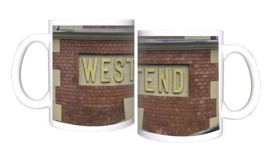 S-Bahn-Tasse Berlin Westend Ringbahn-Linie S41 S42 in der originalgetreuen Stations-Gestaltung mit kaminroten Ziegeln und beigem, eingelassenen Schild mit erhabenen beige-goldenen Buchstaben