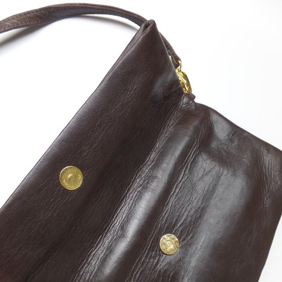 goldmarie Handtasche DREIECK Muster Leder dunkelbraun-gold 29x15cm