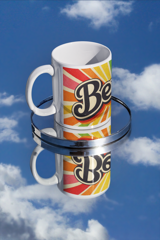 Berlin Schriftzug Regenbogen LGBTQ+ Kaffetasse Regenbogenfarben Hintergund 
