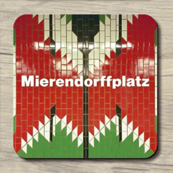 U-Bahnhof Mierendorffplatz - weiße Schrift auf Hintergrund aus rot, grün, schwarz, weißen Fliesenmuster