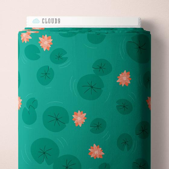 Cloud9 Fabrics Down the River von Mel Armstrong – Bio-Baumwollstoff mit Naturmotiven, Reihern, rosa Ottern und Seerosen in harmonischen Grün-, Türkis- und Rosatönen.