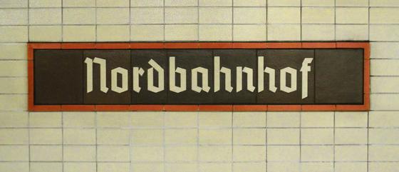 S-Bahn-Tasse Berlin Nordbahnhof Linie S1 in der originalgetreuen Stations-Gestaltung mit beigen Fliesen, schwarzem, rot umrandeten Schild mit beiger Fraktur-Schrift