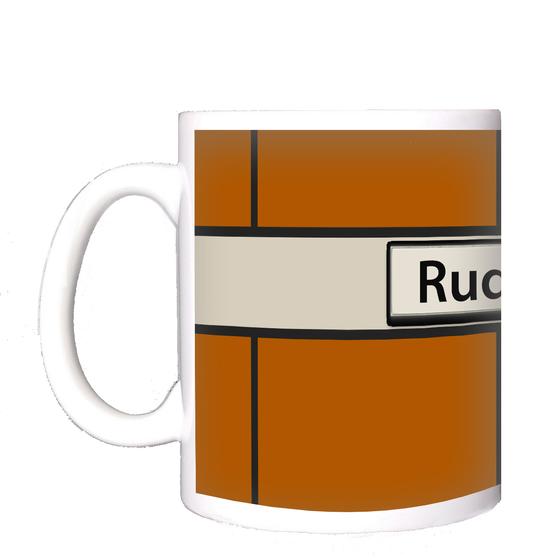 U-Bahn-Tasse Berlin Rudow der Linie U7 in der originalgetreuen, historischen Stations-Gestaltung mit orangener Wandverkleidung und weissem Balken mit schwarzer Schrift