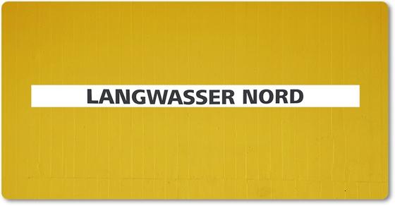 U-Bahn-Magnet Nuernberg Scharfreiterring der Linie U1 in der originalgetreuen Stations-Gestaltung - schwarze Schrift auf weißem Streifen, gelber Streifenbeton Hintergrund