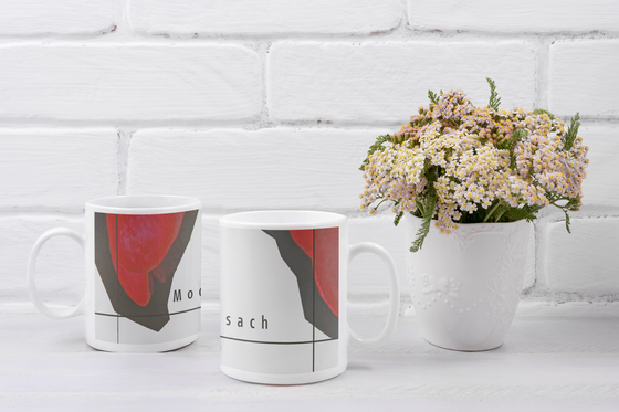 U-Bahn Tasse Moosach - schwarze Schrift auf weißem Hintergrund mit rot-schwarzen, abstrakten Steinformen