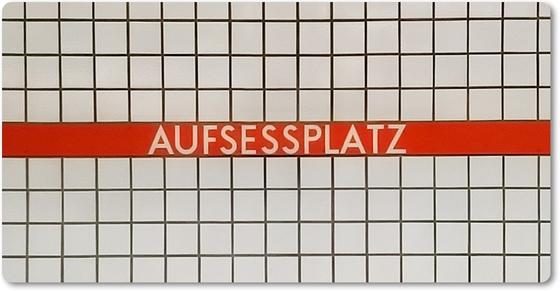 U-Bahn-Magnet Aufsessplatz der Nuernberger Linie U1 in der originalgetreuen Stations-Gestaltung - weiße Schrift auf rot-orangem Streifen mit weißen Kachelhintergrund 
