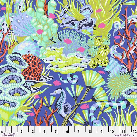 Detailreicher Baumwollstoff „Floral Reef Marine“ von Tula Pink mit bunter Unterwasserwelt in Blau-, Türkis- und Koralltönen.
