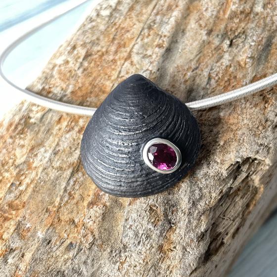 anhaenger_astarte_granat_violett