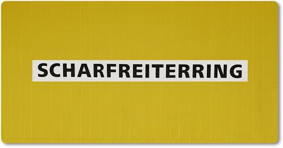U-Bahn-Magnet Nuernberg Scharfreiterring der Linie U1 in der originalgetreuen Stations-Gestaltung - schwarze Schrift auf weißem Streifen, gelber Streifenbeton Hintergrund