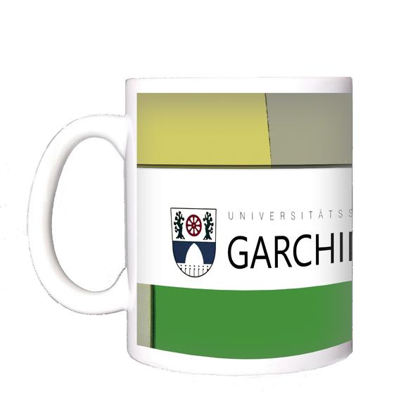 U-Bahnhof Garching Kaffeetasse - Garching Wappen mit schwarzer Schrift auf weißem Streifen, über grünem Streifen, unter beige-gelbem Streifen