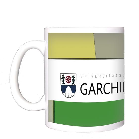 U-Bahnhof Garching Kaffeetasse - Garching Wappen mit schwarzer Schrift auf weißem Streifen, über grünem Streifen, unter beige-gelbem Streifen