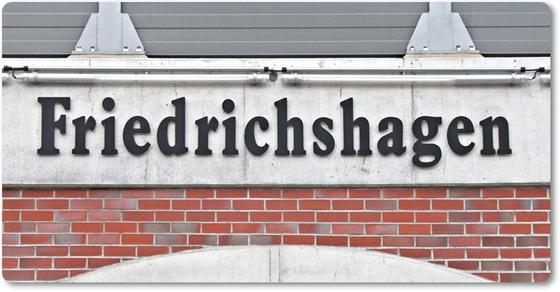 U-Bahnhof Friedrichshagen Berliner U-Bahn Magnet - schwarze, rundliche, Serifenschrift auf roter Klinkersteinmauer mit weißem Steinstreifen