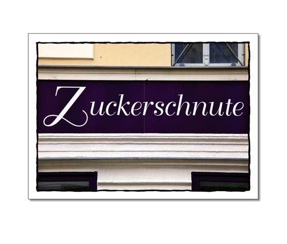 Klassische Postkarte - Foto eines Ladenschildes mit der Aufschrift Zuckerschnute. 