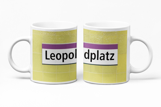 U-Bahnhof Leopoldplatz Kaffeetasse - weißes Schild mit schwarzer Schrift auf gelbem Fliesenhintergrund