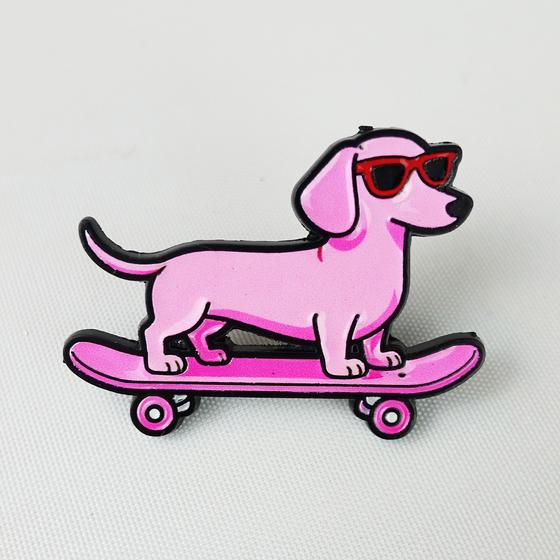 goldmarie DACKEL mit Skateboard  Pin - pink - 3,5cm