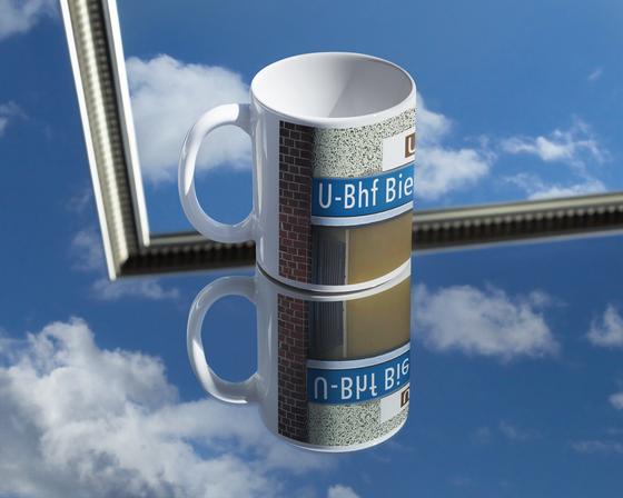 U-Bahn Kaffetasse Bhf Biesdorf Süd, weiße Schrift auf hellblauem Streifen über Tür mit U5 Symbol links und rechts Backstein daneben