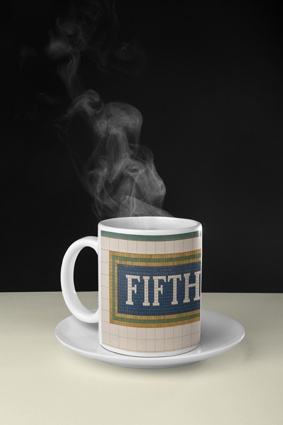 U-Bahnhof Fith Avenue Kaffetasse - weise Schrift auf blauem Hintergrund, grüner Rand dahinter graue Fliesen