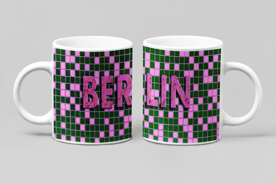 Berlin Schriftzug Kaffetasse pinke Schrift  auf grün rosa Kacheln