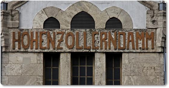 S-Bahn-Magnet Berlin Hohenzollerndamm Ringbahn-Linie S41 S42 in der originalgetreuen Stations-Gestaltung: Aussenfassade mit kathedralenartigen hohen Fenstern in beige-grauem Beton mit erhabenen dunkelbraunen Buchstaben