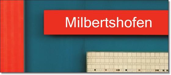 U-Bahnhof Milbertshofen München Kaffeetasse - rotes Schild,mit weißer Schrift auf blauem Untergrund mit rotem Streifen und weißer Tafel mit Muster in der rechten unteren Ecke