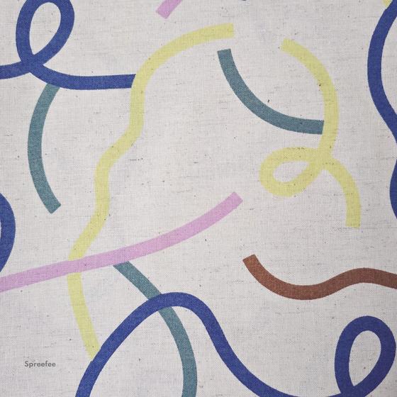 Japanischer Baumwoll-Leinen-Canvas mit dynamischem Linienmuster in modernen Farben. Ideal für Taschen, Accessoires und grafische Nähprojekte.