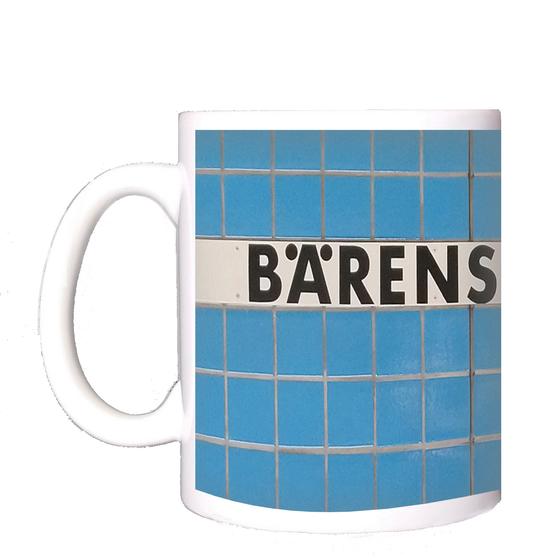 U-Bahn-Tasse Nuernberg Baerenschanze der Linie U1 in der originalgetreuen Stations-Gestaltung - royalblaue quadratische Fliesen mit schwarzer Schrift auf weissem Streifen