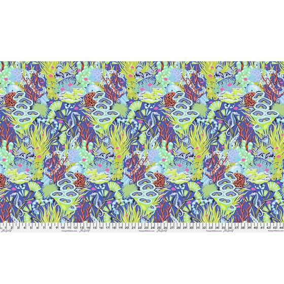 Detailreicher Baumwollstoff „Floral Reef Marine“ von Tula Pink mit bunter Unterwasserwelt in Blau-, Türkis- und Koralltönen.