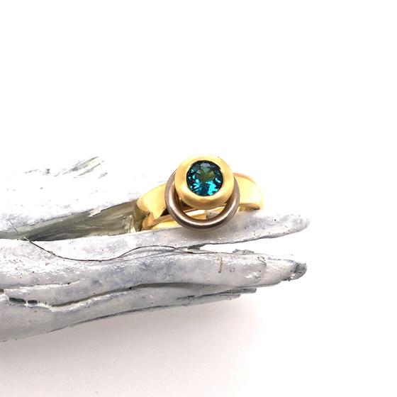 Beweglicher Ring mit Geräusch und Turmalin