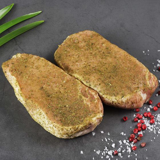 Rueckensteak vom Offenstallschwein, roh, mariniert
