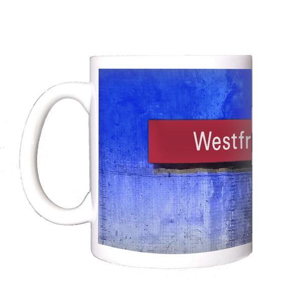 U-Bahnhof Westfriedhof Kaffeetasse - rote Schrift auf rotem Schild, vor blauem Hintergrund mit Farbverlauf und mittigem Spalt