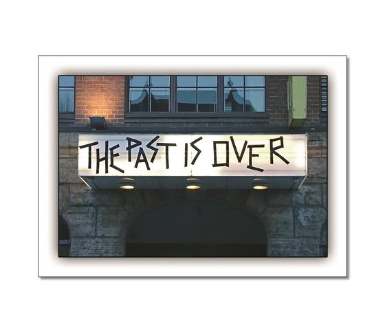 Besondere Foto-Postkarte The past is over - Schriftzug auf Leuchttafel - die Vergangenheit ruhen lassen - lass gut sein - Englische Karte - postcard english 